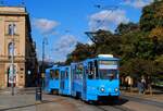 Zagreb: KT4YU 350, geliefert von CKD-Tatra im Jahr 1986 als Linie 9 nach Borongaj auf dem Trg Kralja Tomislava kurz vor der Haltestelle Glavni Kolodvor. (13.10.2026)
