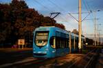 Zagreb: Im letzten Licht der tief stehenden Abendsonne f�hrt der Tw.