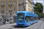 Niederflurtram TMK2200 der ZET Zagrebacki elektrichi tramva mit der Nr 2289 am Bahnhof Zagreb Glavni Kolodvor.