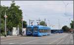 Zwei TMK 2200 (2223 und 22119) warten an der Endhaltestelle Savski Most am Ufer der Sava auf die Abfahrtszeit.
