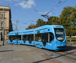 Im Verlgeich zur ihren 32 Meter langen Kollegen sind die TMK 2300 etwas kürzer geraten, ZET 2302 König-Tomislav-Platz am 10. September 2018.