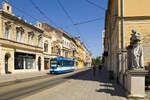 In Osijek, der Hauptstadt der Osječko-baranjska županija wird neben Zagreb das einzige Straßenbahnnetz Kroatiens betrieben. Aktuell ist bei dem von den GPP (Gradski prijevoz putnika d.o.o. Osijek) betriebenen Fuhrpark ein Generationswechsel im Gange. Während die ersten Neufahrzeuge bereits seit mehreren Monaten in Betrieb sind, werden aber selbst an Wochenenden und Feiertagen zumindest derzeit noch immer die Tatra T3PV.O eingesetzt. 

Am 15. August, dem Feiertag Mariä Himmelfahrt war auf den beiden Linien 1 und 2 je ein werbefreies Fahrzeug unterwegs und so war es mir möglich, den Wagen 0602 in der Kapucinska ulica zu fotografieren.