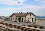 Das Empfangsgebäude des Bahnhofs Kaštel Stari (HR) beherbergt auch das Fahrdienstleiter-Stellwerk und wird im Minutentakt von Metallvögeln überflogen, die Urlauber zum Flughafen Split bringen. Gerade warten einige Fahrgäste auf den nächsten Regionalzug nach Split.
In Folge dieser Aufnahme hatte ich mich eine Viertelstunde mit einer angeblichen Polizistin in Zivil herumgeärgert, die mir vorwarf, ich sei eine verdächtige Person, weil ich heimlich Leute fotografieren würde. Dabei ging es mir um die Gesamt-Szenerie. Sie forderte meinen Ausweis, kontrollierte meine Taschen und telefonierte minutenlang auf Kroatisch mit ihren Kollegen.
Der Ausgang dieser flüchtigen Bekanntschaft war währenddessen ungewiss, aber nach ein paar Erklärungsversuchen über das Eisenbahn-Hobby ließ sie mich gehen und wollte, dass ich die Fotos lösche. Ein überaus prägendes Urlaubserlebnis...

🕓 3.9.2022 | 17:12 Uhr