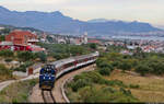 Der slowakische Nachtzug mit 2044 028 (EMD GT22HW-2) lässt die Adria-Küste von Split (HR) westlich von Kaštel Stari hinter sich. Leider hatte es sich zum Abend hin eingetrübt.

🧰 HŽ Putnički prijevoz (HŽPP) | ZSSK | ÖBB
🚝 EN 1152 Split (HR)–Bratislava hl.st. (SK) [+5]
🕓 3.9.2022 | 17:57 Uhr