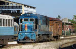 Die DF7G-C 52538 im blauen Farbkleid mit einer Stirntüre in anderen Farben rangiert mit Güter- und Personenwagen im Bahnhof in Cienfuegos.