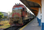 Bahnhof Cienfuegos: Diesellok mit Lok DF7K-C 51426 steht mit dem Regionalzug nach Santo Domingo startbereit am Bahnsteig. Cienfuegos, 15.02.2017
