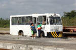 Der Schienenbus Nr. 2001 ist in Guanajay angekommen und die Fahrgäste steigen aus. Der Lokführer erhält noch eine Flasche mit Wasser. Das Foto wurde von einem Bahnsteig aus aufgenommen. Guanajay, 10.02.2017