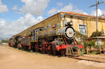 Farbenprächtig: Dampflok 1432 wartet in Trinidad wohl auf die Verschrottung. Trinidad, 16.02.2017