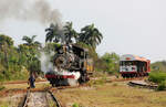 Schiefe Gleise bei der Zuckerrohrbahn: Dampflok 2-6-0 1429 rollt vom Abstellort an die Wagen des Touristenzuges.