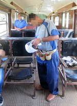 Fahrkartenverkauf im Hershey-Train mit einem grossen Fahrscheinheft im Zug. Am Anfang fuhren nur wenige Leute mit, der Fahrgastwechsel nahm aber während der Fahrt laufend zu. Camilo Cienfuegos - Jaruco, 11.02.2017