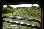 Ein- und Aussteigen ist nicht nur bei den Stationen möglich: eine Frau macht sich in der grünen Landschaft beim Lokführer bemerkbar, sie will einsteigen. Der Triebwagen hält an der entsprechenden Stelle und die Frau klettert hinein. Camilo Cienfuegos - Jaruco, 11.02.2017