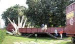 Symbolische Explosion sowie offene und gedeckte Güterwagen des Tren Blindado (Denkmal des gepanzertes Zuges) in Santa Clara: Dieser gepanzerte Sonderzug transportierte neben 373 Soldaten Waffen,