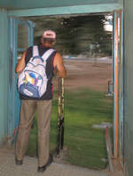 Automatische Frischluftzufuhr im Regionalzug von Cienfuegos nach Santo Domingo: Die Türen bleiben zum Teil während der ganzen Fahrt offen.