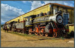 Abgestellte Dampflokomotiven und 1-PS-Straßenfahrzeug im Bahnhof Trinidad: Von den 3 Dampflokomotiven, die eigentlich zur Bespannung eines Ausflugszuges ins Valle des los Ingenios vorgesehen