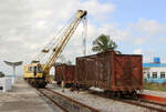 Der Güterwagen ist angehoben, das Einsetzen des Drehgestells kann losgehen. Guanajay, 10.02.2017