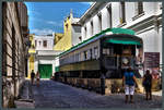 Mitten in einer Gasse in der Altstadt von Havanna wurde der Coche Mambi aufgestellt, ein um 1900 in den USA gebauter Salonwagen, der 1912 nach Kuba exportiert wurde.