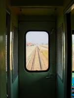 09.12.2013: Blick aus dem vorderen Wagenübergang, rechts befindet sich der Führerstand.