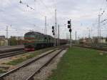Taigatrommel-Doppeleinheit  2M62-1234 mit einem Gterzug auf Bahnhof Riga Pasazieru am 3-5-2010.