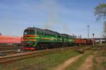 Doppellok 2M62 067 fhrt am 30.4.2012 mit einem schweren Gterzug Richtung Westen  aus dem lettischen Bahnhof Jelgava aus.