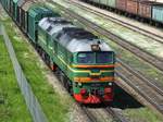 2M62 0378 zieht am 28.05.2015 einen Güterzug an der Station Daugmales Stacija im Süden von Riga vorbei.