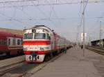 DR1A 2221 und DR!A-246.3/DR1A-246.4 mit Regionalzug 601RJ Daugavpils-Riga Pasazieru auf Bahnhof Riga Pasazieru am 30-4-2010.