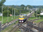 Neben den modernisierten DR1AC, die etwa 1x täglich mit kürzerer Fahrzeit Riga und Daugavpils verbinden, gibt es etwa vier weitere, mit Zügen der Reihe DR1A betriebene Verbindungen mit