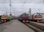 Drei verschiedene Farben der BR DR1A. Hier sind DR1A-172.3, DR1A-176.3 und DR1A-254.3 auf Bahnhof Riga Pasazieru zu sehen am 3-5-2010.