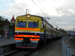 Auf dem Weg von Riga nach Tukums hält ER2T 220701 am 18.05.2016 um 20:20 Uhr in Majori.