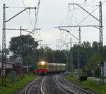 ER2-8029-07 mit starker Beleuchtung am 7.8.2016 bei der Einfahrt in Vagonu Parks in Riga.