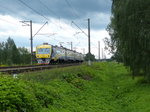 Zwischen Tiraine und Turiba in Riga ist ER2T-7117-03R auf dem Weg nach Riga unterwegs. 8.8.2016