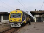 ER2T-7118-07R/ER2T-7118-05R mit Regionalzug 6146 Riga Pasazieru-Skulte auf Bahnhof Riga Pasazieru am 30-4-2010.