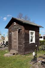 Eine für Lettland typische Wärterbude im Außengelände des Eisenbahnmuseums Jelgava.