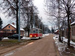 Die Linie 2 der Straßenbahn in Daugavpils führt durch kleine unbefestigte Nebenstraßen, hier die Ventspils iela.