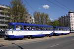 Ein Tatra-Zug T3A bestehend aus 51373+51384, auf der Linie 4, vor dem Lettischen Eisenbahnmuseum in Riga am 13.05.2017.