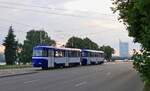 Tatra T3A 30830 + 30841 waren am Abend des 15.07.2025 im Sonnenuntergang von Riga als Linie 10 Richtung Bišumuiža kurz vor der Haltestelle Grēcinieku iela direkt am Ufer der Daugava