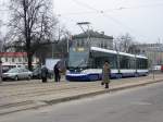 Eine neue Starenbahn von Skoda auf der Linie 6(Jugla-Zentrum) am 22.12.11.