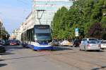 Riga am 29. Mai 2013: Ein moderner Niederflur-Gelenktriebwagen (Skoda 15T Riga), der zum Depot fhrt, fhrt hier in der Krisjana Barona iela. 