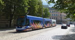 Niederflurstraßenbahn Skoda 15T ForCity Nummer 57060 am 7.8.2016 in der Straße Kronvalda bulvāris. 20 dieser Fahrzeuge und mindestens 6 weitere des Typs 15T1 verkehren in Riga, nach meiner Beobachtung wohl nur auf der Linie 6.