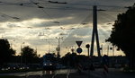 Licht im Straßenverkehr. Das Wetter in Riga war am 7.8.2016 sehr wechselhaft. Die Glühlampen der im Dunkeln stehenden Straßenbahn kämpften Wacker gegen das Übersehen an.