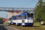 Das aus den T3A 30068 und 30079 bestehende Tandem der Linie 5 hat soeben die Endstelle Milgravis verlassen und fährt in der Tvaika iela auf eigenem Gleiskörper in Richtung Stadtzentrum.