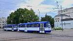 Tatra T3A 31618 + 31629 der Rīgas satiksme passieren am 17.07.2025 auf der Linie 11 die Rückseite der lettischen Nationaloper nahe der Haltestelle Aspazijas bulvāris.
