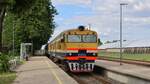 Steuerwagen DR1AM-222.4 plus Mittelwagen und Motorwagen als Vorortzug nach Rīga steht im Startbahnhof Cēsis bereit. Gebaut wurde dieser Dieseltriebwagen bereits zu Sowjetzeiten in der bekannten Rigaer Wagonfabrik, die die gesamte Sowjetunion mit Diesel- und Elektrotriebwagen versorgte. Dank einer umfangreichen Modernisierung erscheinen sie jedoch auch im Jahre 2026 noch halbwegs zeitgem�� und bieten angemessenen Komfort.
Aufgenommen im Mai 2026.