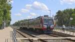 Bahnhof Sigulda: Der Vorortzug nach Rīga wartet im Startbahnhof auf Abfahrt in die lettische Hauptstadt. Im Gegensatz zu vielen anderen Leistungen kommt ein auch �u�erlich stark modernisierter Dieseltriebwagen vom Typ DR1AC mit moderner Kopfform und Klimaanlage zum Einsatz. Zehn dieser Einheiten in drei- und vierteiligen Zugkompositionen stehen der staatlichen Betriebergesellschaft AS Pasa�ieru vilciens zur Verf�gung.
Aufgenommen im Juni 2026.