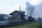 Einfahrt des erwarteten Extrazuges:  77.250 vom Eisenbahnclub Schaan-Vaduz hlt vor dem gleichnamigen Bahnhof im Frstentum Liechtenstein..