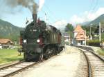 Mit der ehem. Schaaner Denkmalslok  der BB,77.250(1927)ex.BB 629.65  und 2 Zweiachsern auf einer Extrafahrt nach Schruns/Montafon.Hier beim  Kreuzungshalt in St.Anton i.M.