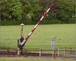 Großvaters Schrankenanlage in Liechtenstein. Für die Bahntechnikfans hier ein überraschender Beifang mit Technik aus dem vorletzten Jahrhundert im reichsten Land... Mauren, Mai 2017.

Der Fokus lag mehr auf der Sichtbarkeit der Technik, denn auf der Landschaft. Insgeheim hofft man, dass die Anlage auch die Streckensperrung wegen Bauarbeiten im Juni überleben möge.