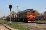 Die Doppel Taiga Trommel 2M62-0925 wartet vor einem leeren Tankzug  im Bahnhof Jekabpils am 1.5.2012 auf Ausfahrt in Richtung Daugavpils.