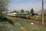 Bei der kleinen Ortschaft Gudiene in Lettland  ist am 29.4.2012 ein russischer Zug mit 2M62 0676 bespannt    aus der Enklave Kaliningrad kommend in Richtung Vilnius unterwegs.