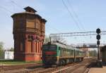 2M62 1164 ist als Leerfahrt Richtung Vilnius unterwegs und passiert  am 29.4.2012 gerade den alten Wasserturm im Bahnhof Kaisyadoris.