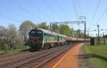 Eine Doppellok 2M62 0383 durchfhrt mit einem Kesselzug am 2.5.2012   den Haltepunkt Rikanday in Litauen.